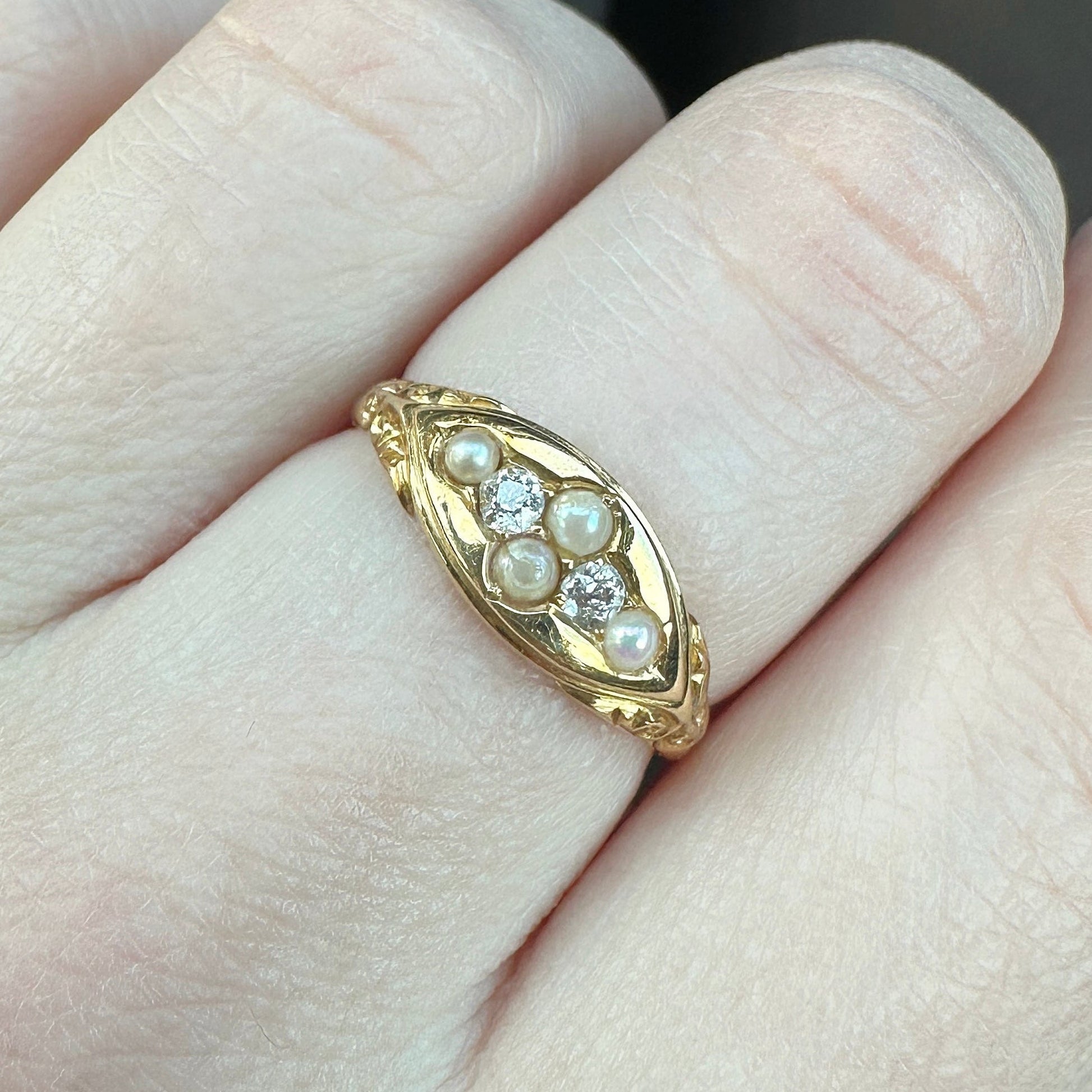 18ct gold antique (estimated Victorian) diamond and pearl boat ring